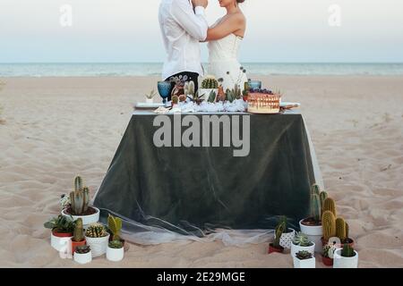 table décorée de mariage avec des succulents devant les jeunes mariés Banque D'Images