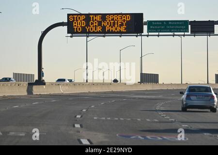 Un panneau de message CalTrans indique “aide sauver des vies Ajouter CA Notify App à votre téléphone”, samedi 2 janvier 2021, à Los Angeles. L'application CA Notify nous Banque D'Images
