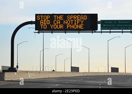 Un panneau de message CalTrans indique “aide sauver des vies Ajouter CA Notify App à votre téléphone”, samedi 2 janvier 2021, à Los Angeles. L'application CA Notify nous Banque D'Images