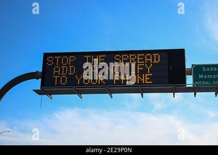 Un panneau de message CalTrans indique “aide sauver des vies Ajouter CA Notify App à votre téléphone”, samedi 2 janvier 2021, à Los Angeles. L'application CA Notify nous Banque D'Images
