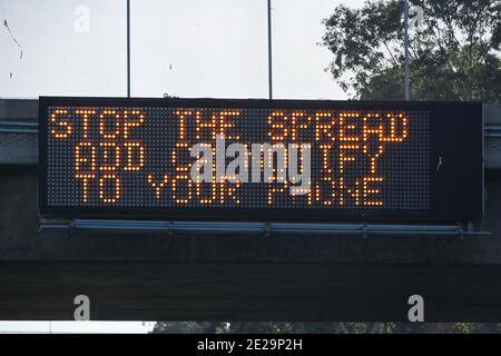 Un panneau de message CalTrans indique “aide sauver des vies Ajouter CA Notify App à votre téléphone”, samedi 2 janvier 2021, à Los Angeles. L'application CA Notify nous Banque D'Images
