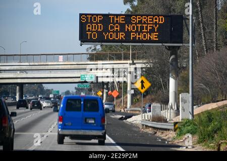 Un panneau de message CalTrans indique “aide sauver des vies Ajouter CA Notify App à votre téléphone”, samedi 2 janvier 2021, à Los Angeles. L'application CA Notify nous Banque D'Images