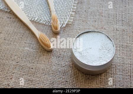 Ensemble d'articles de toilette naturels dans une maison sans déchets - brosses à dents en bambou et dentifrice en kaolin ou poudre de dent faite avec ingrédients naturels Banque D'Images