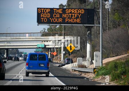Un panneau de message CalTrans indique “aide sauver des vies Ajouter CA Notify App à votre téléphone”, samedi 2 janvier 2021, à Los Angeles. L'application CA Notify nous Banque D'Images