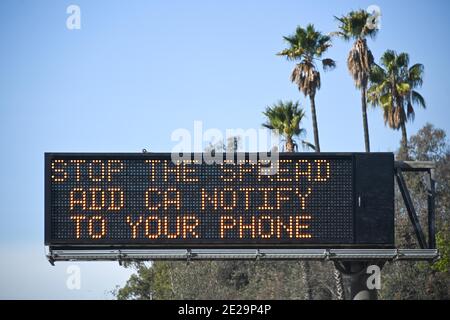 Un panneau de message CalTrans indique “aide sauver des vies Ajouter CA Notify App à votre téléphone”, samedi 2 janvier 2021, à Los Angeles. L'application CA Notify nous Banque D'Images