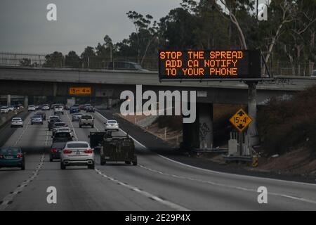 Un panneau de message CalTrans indique “aide sauver des vies Ajouter CA Notify App à votre téléphone”, samedi 2 janvier 2021, à Los Angeles. L'application CA Notify nous Banque D'Images