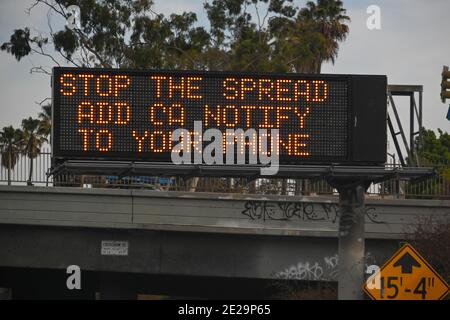 Un panneau de message CalTrans indique “aide sauver des vies Ajouter CA Notify App à votre téléphone”, samedi 2 janvier 2021, à Los Angeles. L'application CA Notify nous Banque D'Images