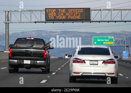 Un panneau de messages CalTrans indique « aide sauver des vies Ajouter CA Notify App à votre téléphone », samedi 2 janvier 2021, dans Colton, en Californie, l'application CA Notify Banque D'Images