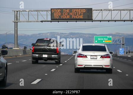 Un panneau de messages CalTrans indique « aide sauver des vies Ajouter CA Notify App à votre téléphone », samedi 2 janvier 2021, dans Colton, en Californie, l'application CA Notify Banque D'Images