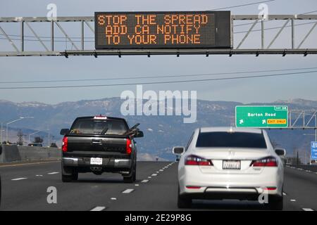 Un panneau de messages CalTrans indique « aide sauver des vies Ajouter CA Notify App à votre téléphone », samedi 2 janvier 2021, dans Colton, en Californie, l'application CA Notify Banque D'Images