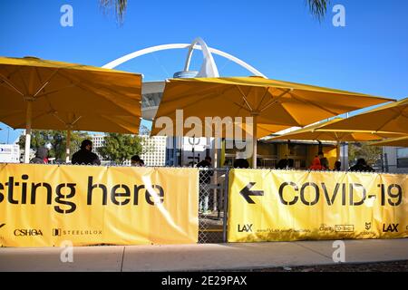 Stations d'essai du coronavirus (COVID-19) à l'aéroport international de Los Angeles, le samedi 2 janvier 2021, à Los Angeles. (Dylan Stewart/image du sport) Banque D'Images