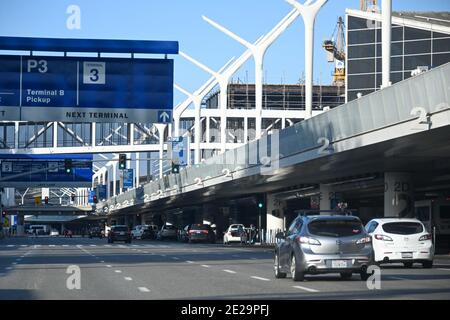 Vue d'ensemble générale de la circulation clairsemée à l'aéroport international de Los Angeles au milieu de la nouvelle pandémie de coronavirus, le samedi 2 janvier 2021, à Los Angele Banque D'Images