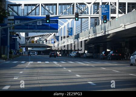 Vue d'ensemble générale de la circulation clairsemée à l'aéroport international de Los Angeles au milieu de la nouvelle pandémie de coronavirus, le samedi 2 janvier 2021, à Los Angele Banque D'Images