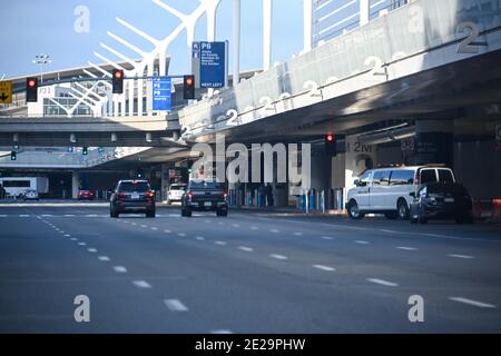 Vue d'ensemble générale de la circulation clairsemée à l'aéroport international de Los Angeles au milieu de la nouvelle pandémie de coronavirus, le samedi 2 janvier 2021, à Los Angele Banque D'Images