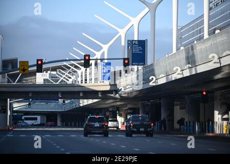 Vue d'ensemble générale de la circulation clairsemée à l'aéroport international de Los Angeles au milieu de la nouvelle pandémie de coronavirus, le samedi 2 janvier 2021, à Los Angele Banque D'Images