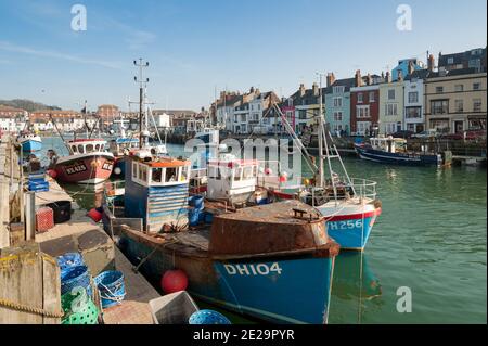 WEYMOUTH, DORSET, Royaume-Uni - 20 MARS 2009 : bateaux de pêche sur le quai du Vieux Port Banque D'Images