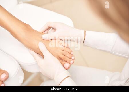 Pédicure spa d'ongles. Manucure des pieds. Maître de salon. Jambe de femme polonaise Banque D'Images