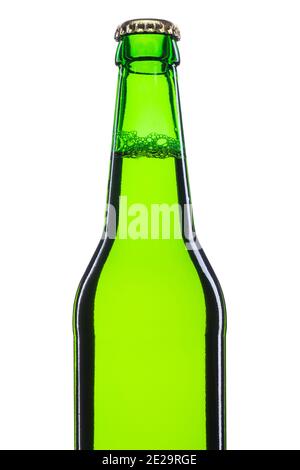 bouteille verte de 500 ml avec bière froide isolée sur fond blanc Banque D'Images