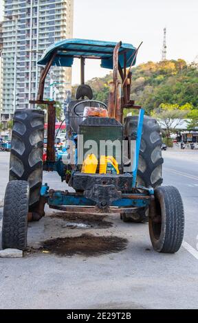 un vieux tracteur sur le côté de la route vers l'intérieur Thaïlande Banque D'Images