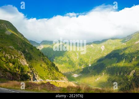 Montagnes carpathiennes roumaines par une journée ensoleillée d'été Banque D'Images