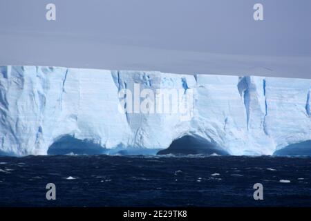 Antarctique, iceberg tabulaire dans le détroit de l'Antarctique, péninsule antarctique Banque D'Images