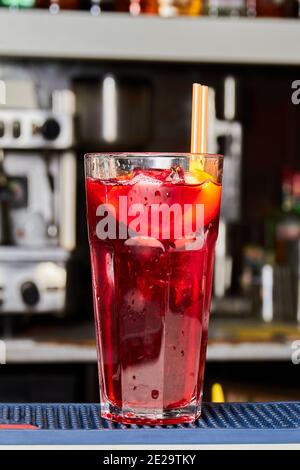 Thé glacé Cherry long Island au bar Banque D'Images