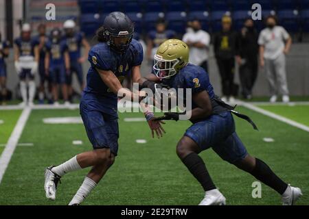 Team TOA Quarterback Nichols Iamaleava Jr, lors d'un match de football contre Team Elite, le vendredi 8 janvier 2021, à Bullhead City, en Arizona (Dylan Stewart/I) Banque D'Images