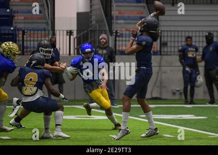 Team TOA Quarterback Nichols Iamaleava Jr, lors d'un match de football contre Team Elite, le vendredi 8 janvier 2021, à Bullhead City, en Arizona (Dylan Stewart/I) Banque D'Images