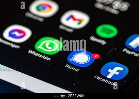 Signal App, un service de messagerie chiffré multi-plate-forme développé par signal Foundation et signal Messenger, affiché à l'écran avec Whatsapp Banque D'Images
