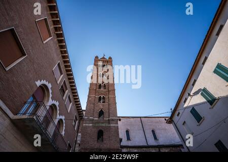 La tour de la cathédrale San Lorenzo, piazza Dante Alighieri, Grosseto, Toscane, Europe, Italie Banque D'Images