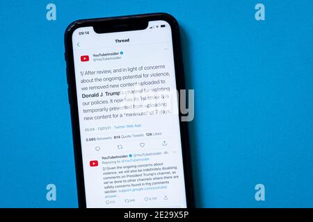 Milan, Italie - 13 janvier 2021: Compte YouTubeInsider sur smartphone avertissement au sujet de la suppression de nouveau contenu téléchargé sur la chaîne Donald J. Trump dans l Banque D'Images