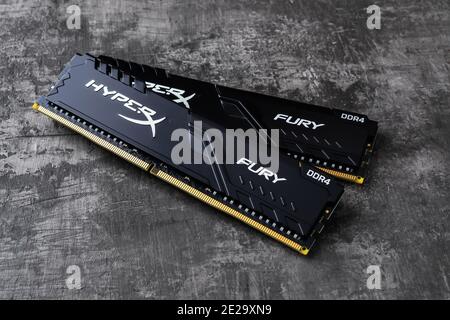 Varna, Bulgarie, 11 janvier 2021. Deux modules de mémoire RAM Kingston HyperX Fury DDR4 sur fond sombre. Composants matériels modernes pour ordinateurs de bureau. Banque D'Images