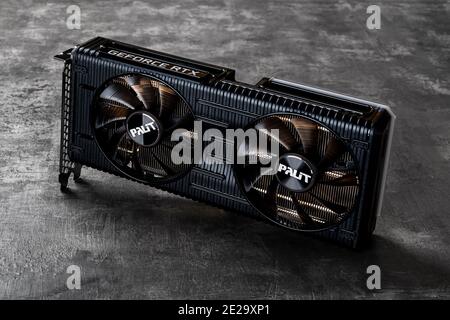 Varna, Bulgarie, 11 janvier 2021. Deux ventilateurs Palit Nvidia GeForce RTX 3060 Ti carte graphique de jeu double OC sur fond sombre. PC de bureau moderne. Banque D'Images