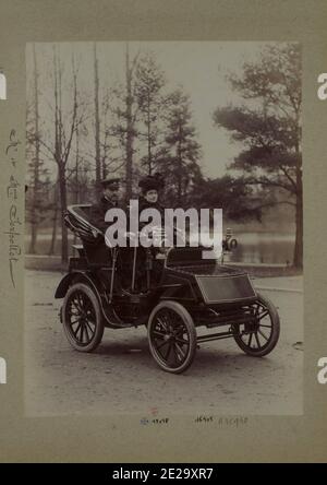 Photographie ancienne d'un couple dans l'ancienne automobile à Le tournant du siècle en France 1900 Banque D'Images