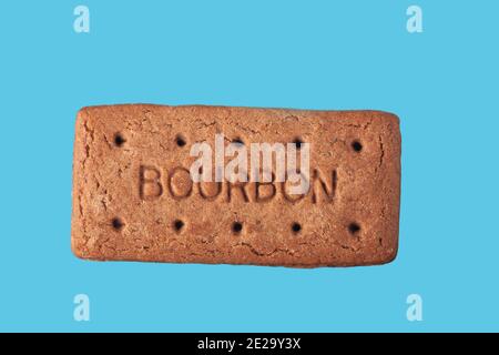 Biscuits Bourbon isolés sur fond bleu Banque D'Images