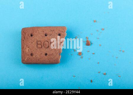 Biscuits Bourbon isolés sur fond bleu Banque D'Images