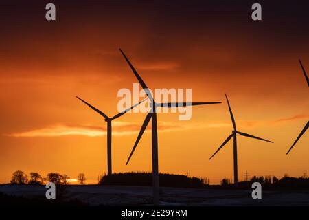 Mossmorran Windturbines près de Lochgelly au coucher du soleil par une journée hivernale. Banque D'Images