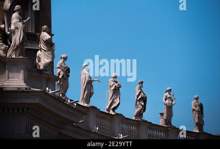 Colonnade sur la place Saint-Pierre au Vatican, au-dessus de la 284 dans 71 lignes de quatre colonnes disposées là sont 140 statues de saints Banque D'Images