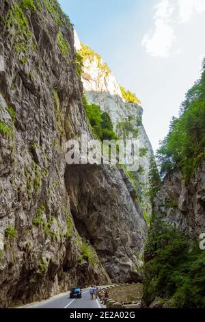 Route dangereuse à travers la gorge de Bicaz en Roumanie Banque D'Images