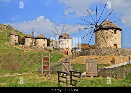 Vieux moulins au village de Kontias, île de Lemnos, Mer Égée, Grèce. Banque D'Images