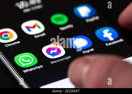 Application Messenger avec signal, WhatsApp et l'application Facebook affichée sur le smartphone Banque D'Images