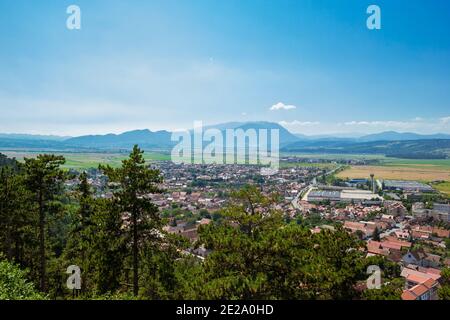 Vue panoramique depuis le château de Rasnov sur la ville Banque D'Images