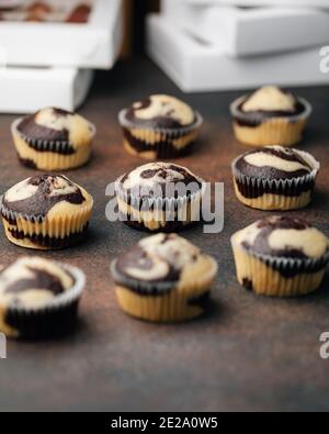 Petits gâteaux faits maison au chocolat et à la vanille en marbre. Délicieux dessert. Mise au point sélective Banque D'Images