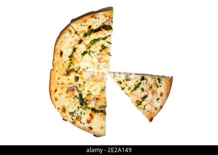 Pizza au saumon en tranches avec fromage à la crème et fromage mozzarella isolée sur blanc, vue de dessus Banque D'Images