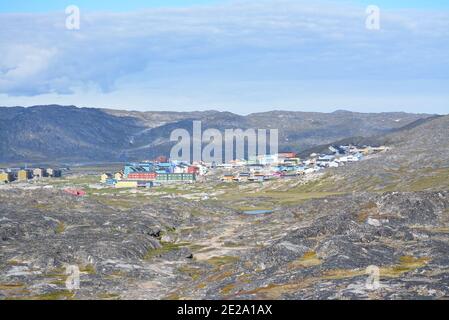 Ilulissat, Groenland, juillet - magnifique canton avec des maisons colorées au milieu de nulle part - paysage fantastique dans la toundra greenlandic Banque D'Images