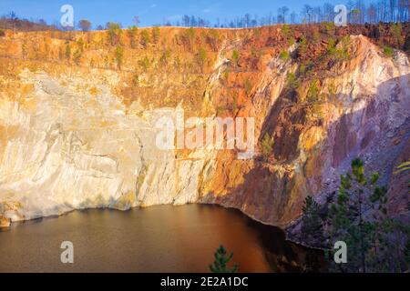 Vue de la pente de la coupe de la mine Peña del Hierro à Riotinto, Andalousie, Espagne. Banque D'Images