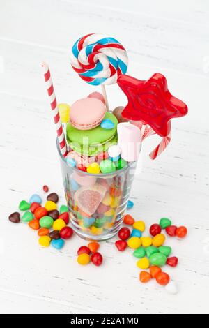 Assortiment de bonbons divers. Bonbons, bonbon, chocolat et macarons en verre à cocktail Banque D'Images
