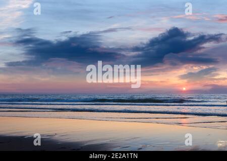 Magnifique coucher de soleil sur l'océan atlantique, Lacanau France Banque D'Images