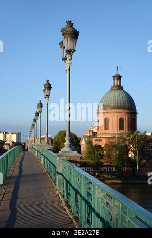 Dôme baroque de la chapelle Saint-Joseph, Chapelle Saint-Joseph de la tombe et pont Saint-Pierre sur la Garonne Toulouse France Banque D'Images