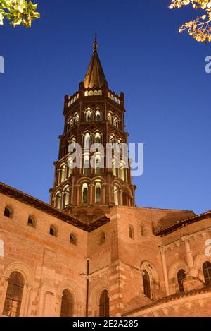 Église romane Saint-Sernin ou basilique Saint-Sernin à Crépuscule ou nuit Toulouse France Banque D'Images